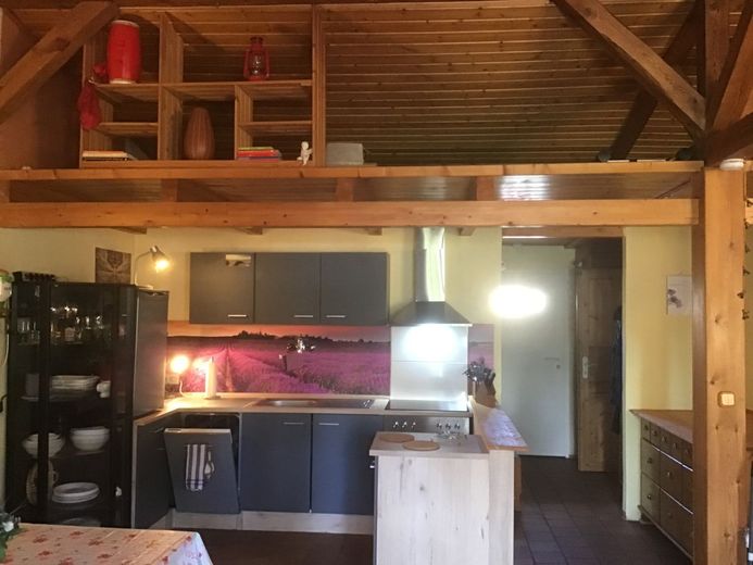 Attraktives Haus mit 2 Wohneinheiten,Idyllisch, Ruhig am Wald,Sauna,Kaminofen – Küche,Empore 2 Schlafplätze möglich,oder Abstellmöglichkeit