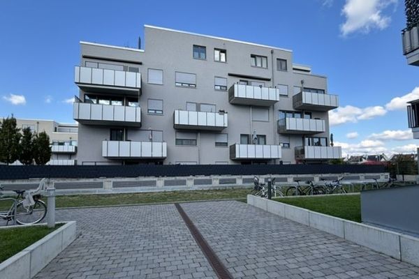 Pregiato appartamento di 3 locali con balcone e posto auto in garage sotterraneo a Rödermark / Ober-Roden