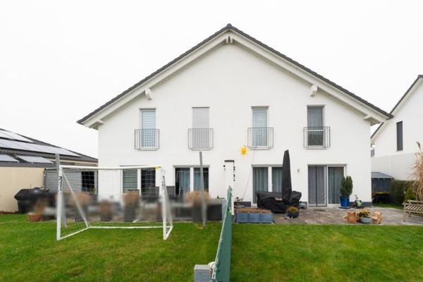 Moderne vermietete Doppelhaushälfte mit Garten und effizienter Haustechnik in Grolsheim