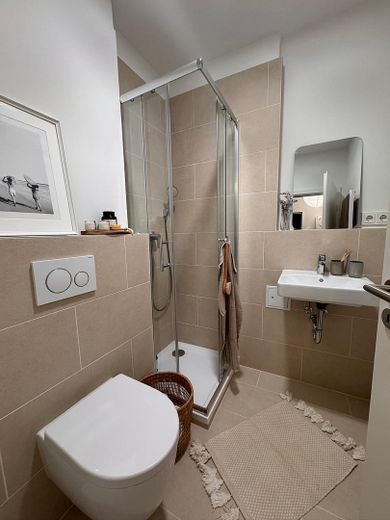 Apartamento de 1 habitación totalmente renovado cerca de Kantstraße: disponible y completamente amueblado – Badezimmer