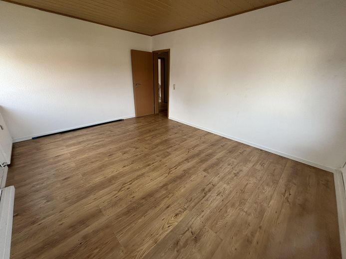 3 Zimmer, überdachter Balkon, ruhiges Haus, EBK, Tageslichtbad mit Wanne und Dusche – Schlafzimmer 