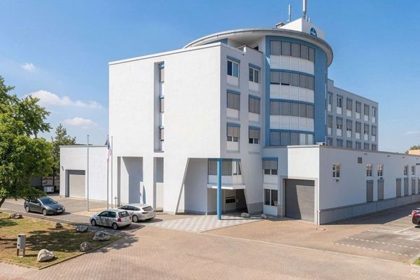 1.128 m² Тихий офіс - далекий вид - підземний паркінг для легкових авто - ліфт з підземного паркінгу