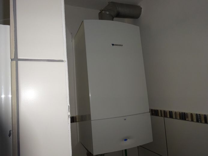 Appartement de plain-pied de 2,5 pièces avec cuisine, salle de bains, terrasse et buanderie – Bad Gastherme