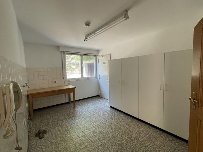 Casa progettata da un architetto a mezza collina – Hauswirtschaft
