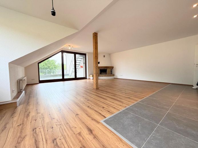 Hochwertige 3 Zimmer Wohnung mit großer Dachterasse inkl. EBK + Stellplatz - ab sofort verfügbar – Wohnküche