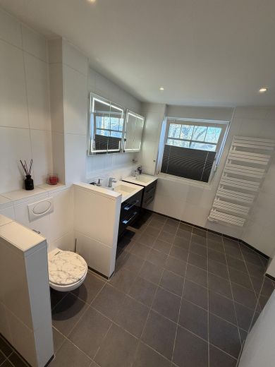 Barrierefreie 3,5-Zimmer-Wohnung in Sasel – Südwest-Balkon, Aufzug Tiefgarage, 2 TG-Plätze – Hauptbadezimmer front