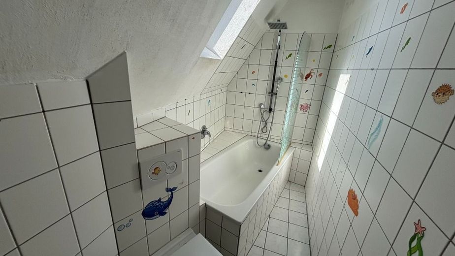 6-Zimmer-Dachgeschosswohnung mit EBK und Gartenabteil, nähe Bahnhof – Bad - www.immobilien-heise.de