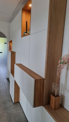 Casa unifamiliar independiente con apartamento independiente – Einbauschrank im Flur
