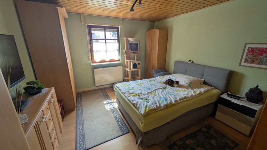 Gepflegtes Zweifamilienhaus mit großem Garten, Garagen und vielfältigen Nutzungsmöglichkeiten – Schlafzimmer EG