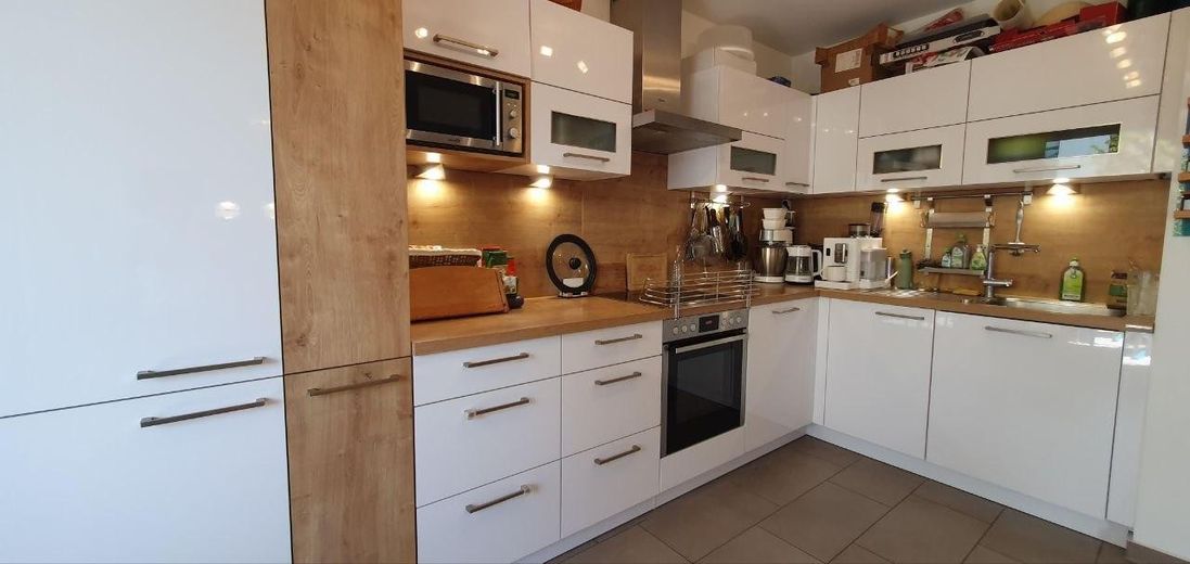 Moderno piso de 4 habitaciones con balcón, ascensor y plaza de garaje subterráneo en Thon – Note Einbauküche