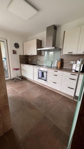 Teilmöblierte barrierearme 3 Zimmer Wohnung mit Balkon und Aufzug in ruhiger Lage – Küche