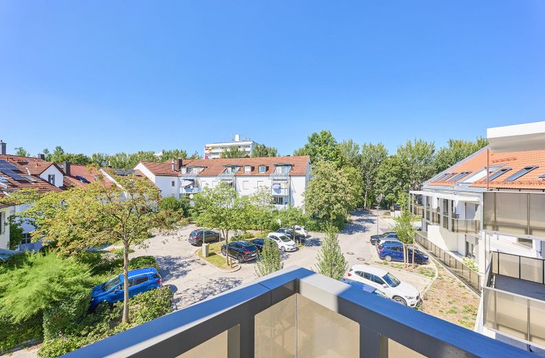 Neubau: Helle und ruhige Zwei-Zimmer-Wohnung mit luxuriöser Innenausstattung mit Balkon und EBK – Balkon 5