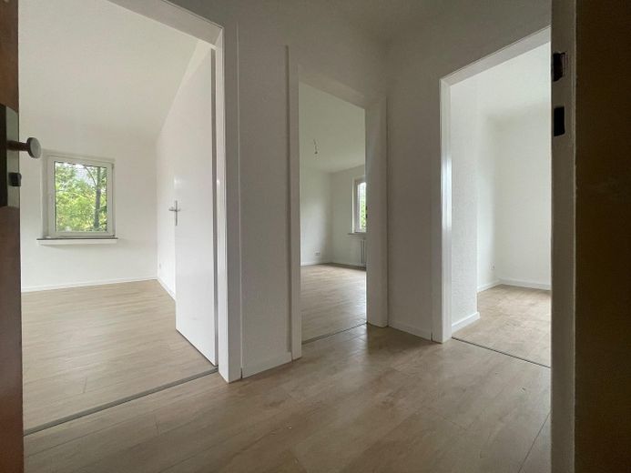 Neu sanierte 2-Zimmer-Wohnung mit Balkon in Oberhausen – Flur
