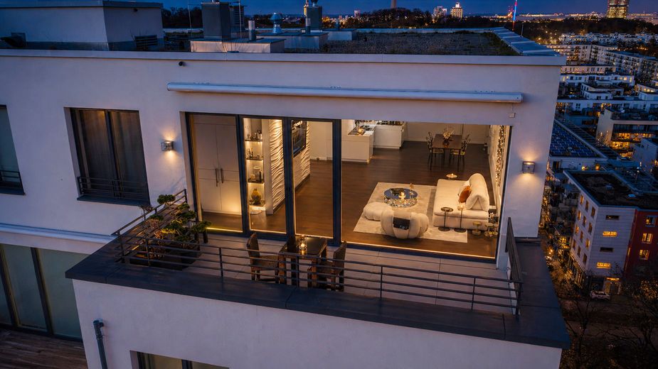 PROVISIONSFREI: Munich's Iconic View – The Ultimate Penthouse – Ansicht Dachterrasse Abend