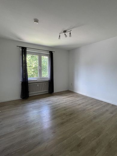 Helle 2 Zimmer Wohnung – Schlafzimmer