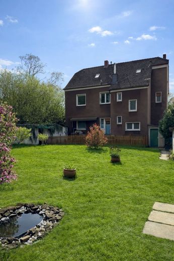 Freistehendes Zweifamilienhaus in Kirchhörde-Selbst einziehen oder vermieten – Gartenansicht