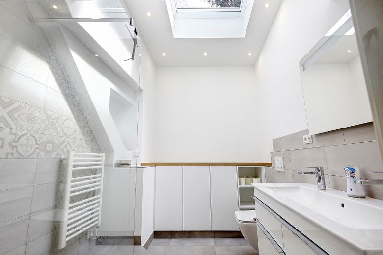 Ampliada en 2026: casa familiar de 298 m² en una parcela de 1.786 m² en Hamburg-Rissen | sin comisión – Helles Bad im OG