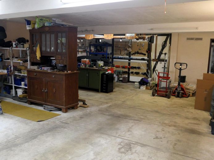 Große Garage mit Werkstatt