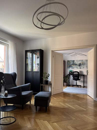 Elegante apartamento de 4 habitaciones en una ubicación céntrica – Wohnzimmer