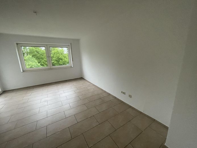 Geräumige 5- Zimmer Wohnung mit Balkon im 2. OG – Wohnzimmer