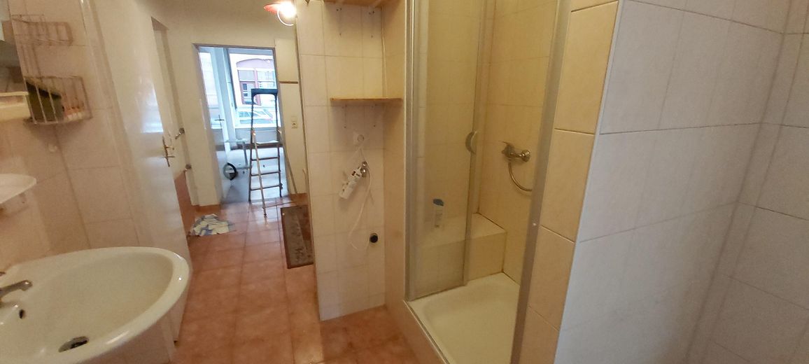 Bad Blick durch Küche zu Zi.1