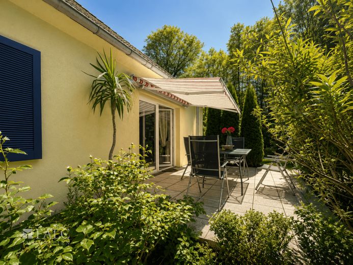 ***Doppelhaushälfte mit Halle und großem Grundstück in Traumlage am Sievertsee*** – Terrasse