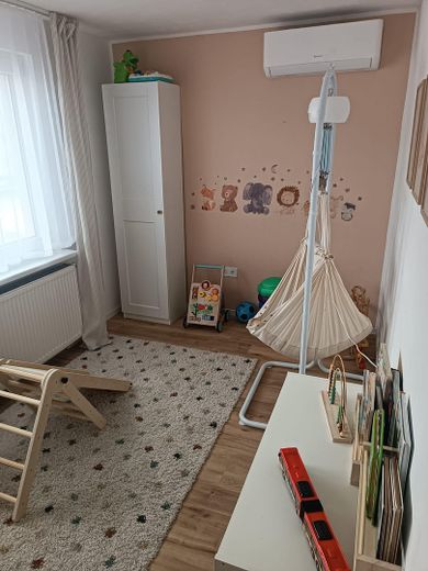Sonnige 4-Zimmer-Familienwohnung am Feldrand – 2023 top renoviert + DG-Ausbaureserve – Kinderzimmer