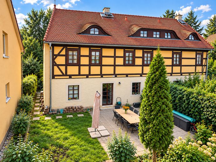 Idylisches Fachwerkhaus im Grünen mit eigenem Gartenanteil – Ansicht Garten und Haus