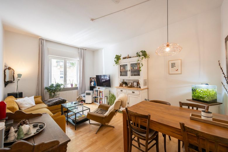 Provisionsfrei! Charmante vermietete 2-Zimmer-Altbau-Wohnung (ca.51 m²)+Balkon in der Südweststadt – Wohnzimmer