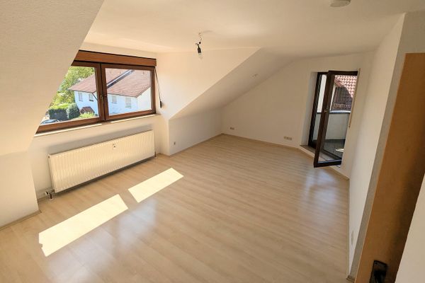 Luminoso appartamento di 3 locali + balcone esposto a ovest e posto auto in garage sotterraneo