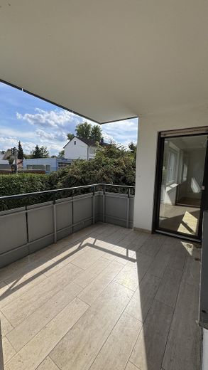 Komplett saniert: 3 Zimmer, Echtholzparkett, großer Balkon, Wärmempumpe – provisionsfrei – Balkon