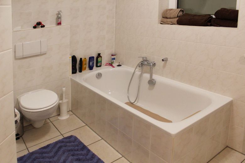 & Badewanne mit Fenster