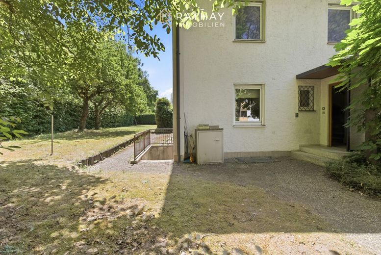 Reiheneckhaus mit 798 qm Grundstück: Sanierungschance im Regensburger Norden – Außenansicht