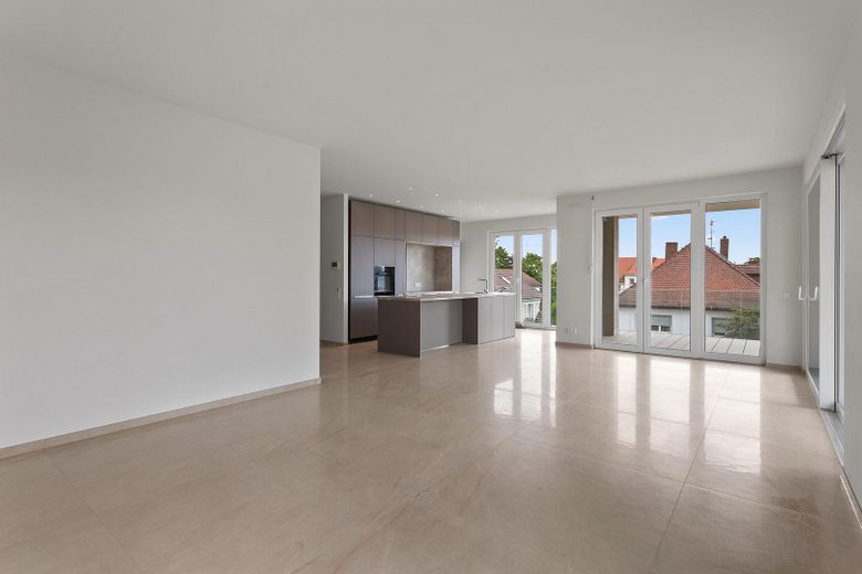 4-Zimmer-Wohnung mit hochwertiger Einbauküche und großem Balkon zu vermieten! – Wohnzimmer mit Küche 