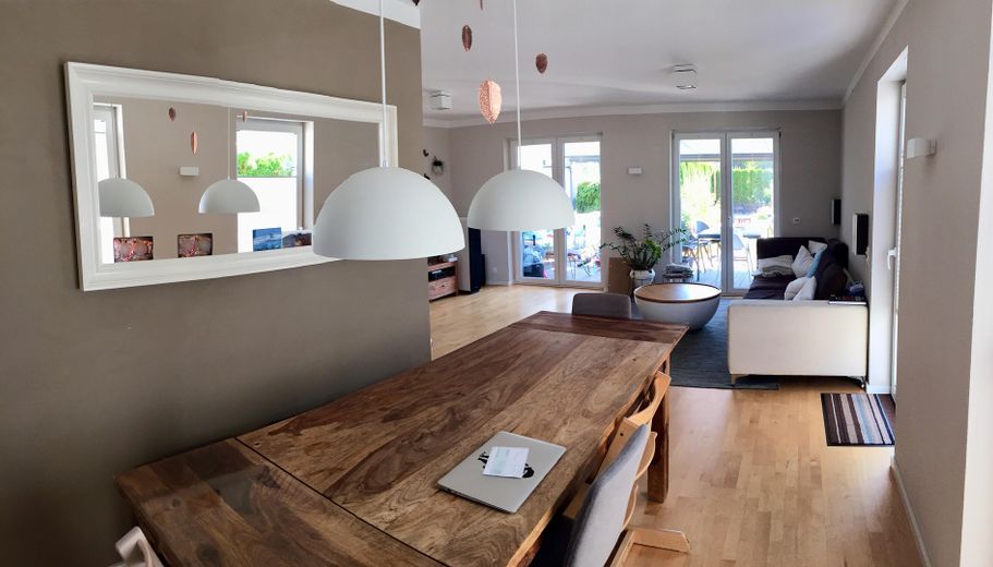 Emménager plutôt que rénover – maison jumelée de haute qualité avec jardin – Wohn- und Esszimmer