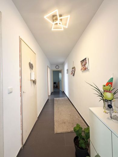 Bezugsfreie 2 ZKB mit Balkon in verkehrsgünstiger Lage | Großteils modernisiert | Fernwärme Heizung – Flur