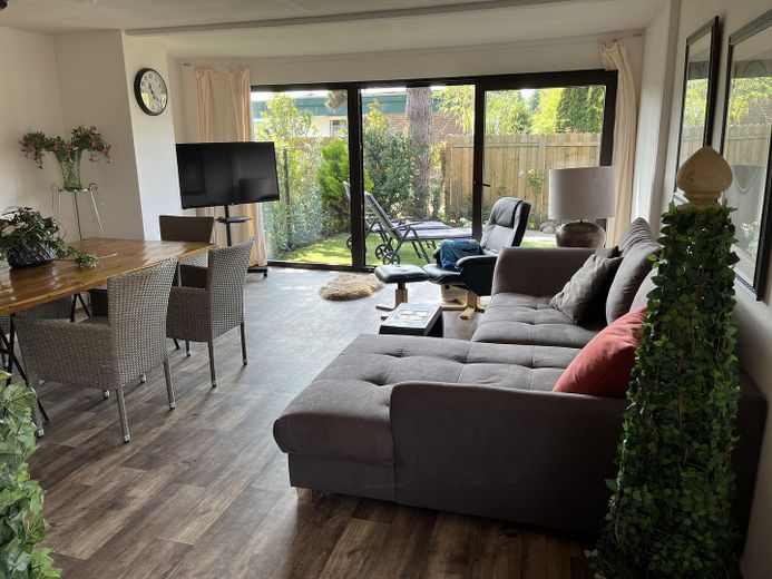 großen Fensterfront 