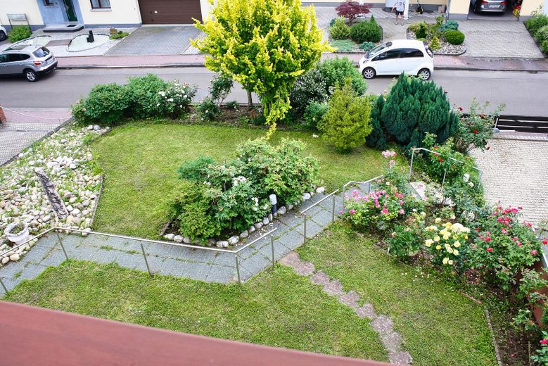 Villa unifamiliare ben tenuta con garage doppio su terreno soleggiato – Blick von Loggia in Vorgarten