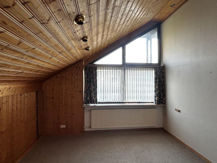 Charming end-terrace house in a quiet residential area close to the center of Burghausen – Zimmer DG