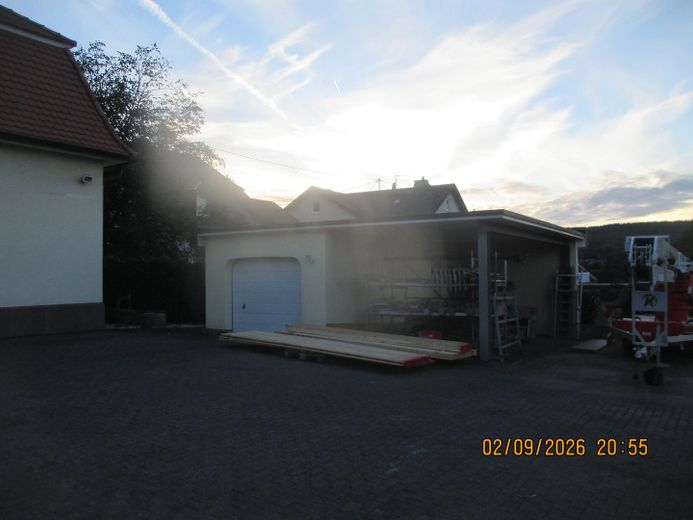 Viel Raum für Ideen – Arbeiten, Wohnen und Investieren unter einem Dach – Garage mit Carport