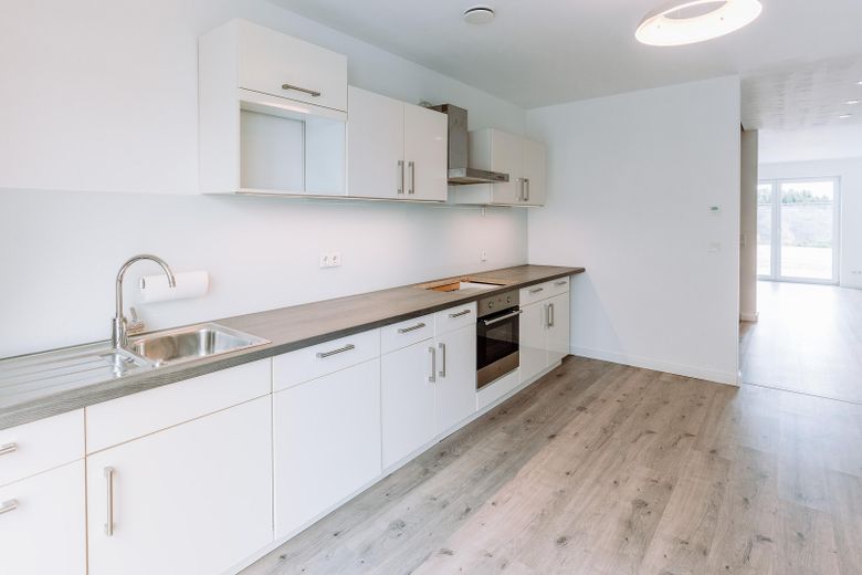 Hochwertige DHH mit Südgarten, PV, Wohnraumlüftung, 2 Wallboxen & ausgebautem Dachgeschoss – Küche Küchenzeile