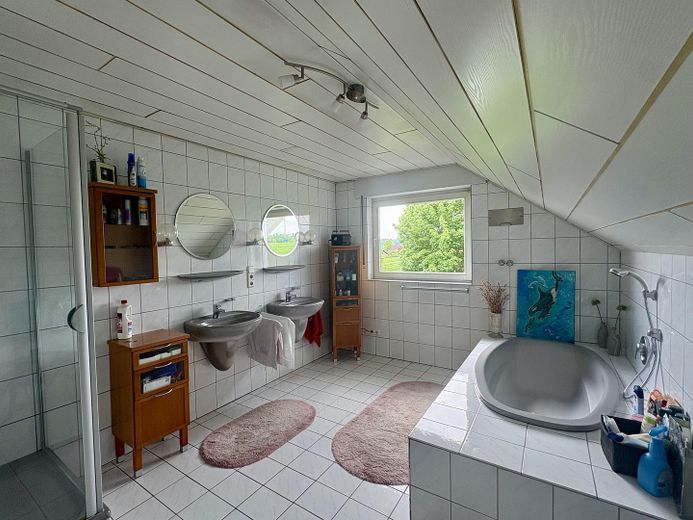 Casa unifamiliare indipendente con garage, terrazza, balcone e ampio giardino – Foto 9