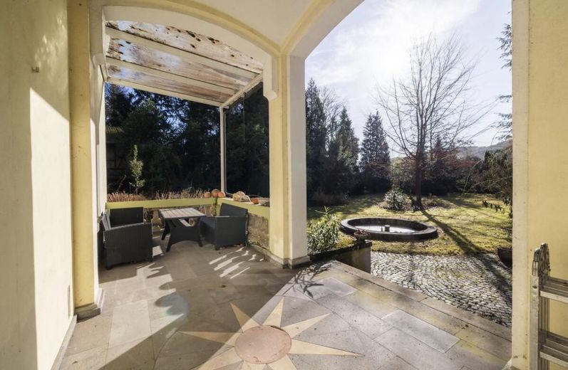 Villa histórica con vistas al Rin, edificio anexo y garaje – Terrasse
