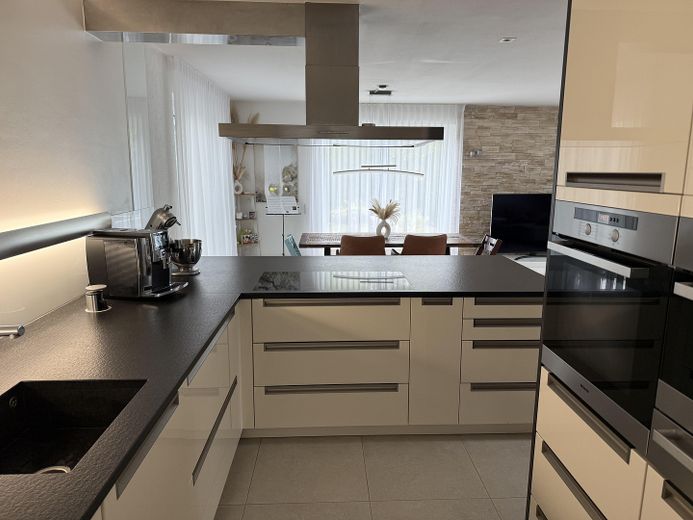 Modernes Einfamilienhaus mit Wintergarten, Doppelgarage und liebevoll angelegtem Garten in Schwendi – Küche zum Essbereich