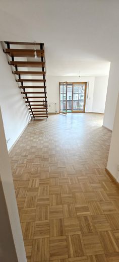 Frisch renovierte lichtdurchflutete 4-Zimmer Maisonette Wohnung mit großem Balkon und TG Stellplatz – Wohnzimmer