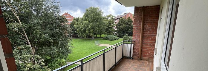 Appartement lumineux de 4 pièces avec balcon et cuisine équipée à louer immédiatement. – Balkon