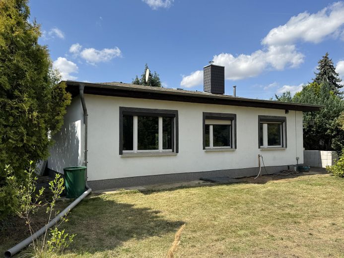 Wohnbaugrundstück mit kleinem Einfamilienhaus und Neubauperspektive • provisions- und bauträgerfrei – Vorderseite des Hauses