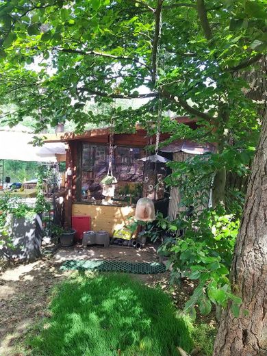 Ruhig, sicher und abseits von einer Stadt: Holzhaus Luxuslage im Wald eingebettet zwischen 3 Seen – Sommer vorne