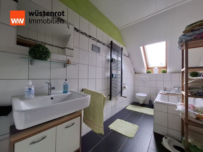 Mehr Wohnraum, mehr Lebensqualität - Modernisiertes Haus mit komfortablen Extras! – Bad OG