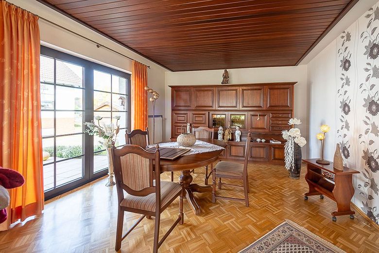 Sommer in Ihrem neuen Zuhause - Bungalow mit Terrasse - Balkon - Garage und viel Garten in Krunkel – Wohnzimmer